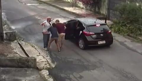 Vídeo mostra assaltantes tocando terror durante assalto a pedestre em Manaus