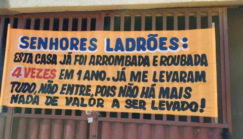 Vítima de assaltos deixa recado a ladrões no portão: 'Não entre'
