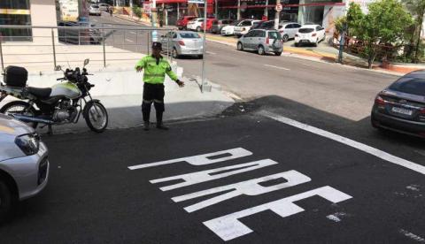 1º dia de implantação de binário no Vieralves tem orientação a motoristas em Manaus