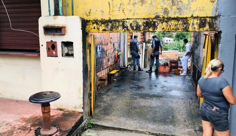 Corpo de aposentado é encontrado em decomposição dentro de vila em Manaus 