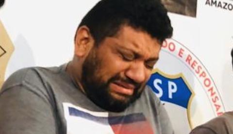 Suspeito de matar sargento desmaia ao ser apresentado em delegacia de Manaus 