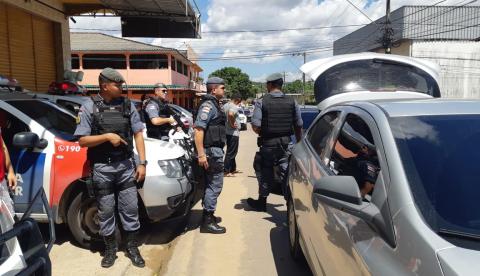 No Natal, PM reforça segurança e tira de circulação drogas e armas em Manaus