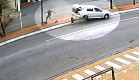 Homem é atropelado por carro desgovernado em ciclovia; Veja Vídeo