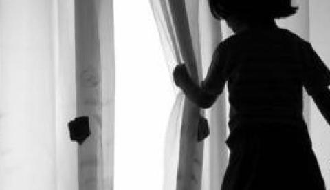 Menina de 10 anos engravida após ser estuprada por vários homens e não pode abortar