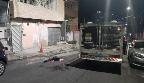 Homem é morto ao receber ligação e sair de bar em área nobre de Manaus