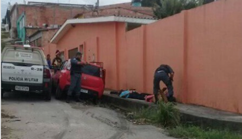 Homens armados são presos suspeitos de roubar carro em Manaus