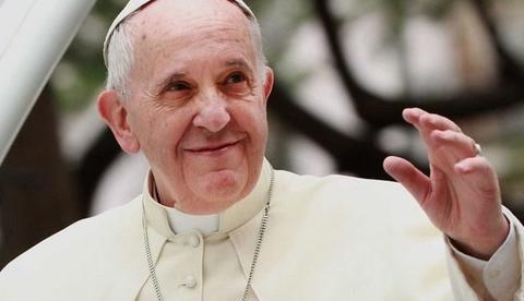 Papa pede que famílias conversem e recolham celulares nas refeições