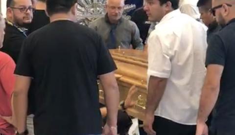 Sob forte comoção, corpo de Arlindo Jr. chega ao centro de convenções em Manaus