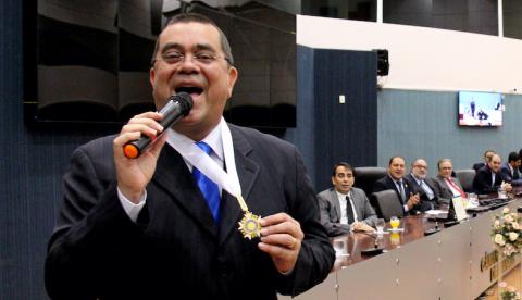 Ex-vereador, Arlindo Jr. recebeu medalha da Câmara Municipal de Manaus