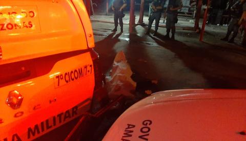 Jovem morre no meio da rua ao ser baleado pela polícia em Manaus