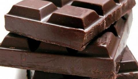 Homem é preso após furtar cinco barras de chocolate em supermercado 