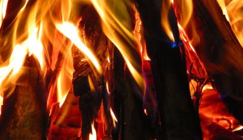 Explosão de casa deixa uma pessoa morta e vários feridos