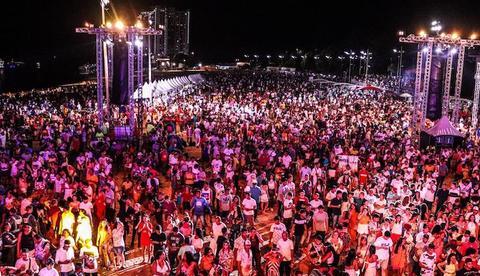 Queima de fogos e atrações musicais na Ponta Negra saúdam 2020 em Manaus