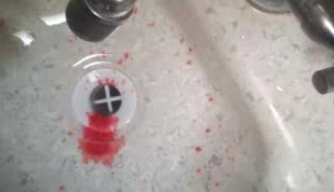 Com ciúmes, homem quebra nariz de companheira com uma mesa na virada do ano