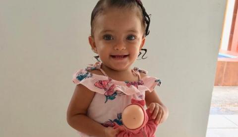 Bebê de 1 ano morre após cair em piscina de casa