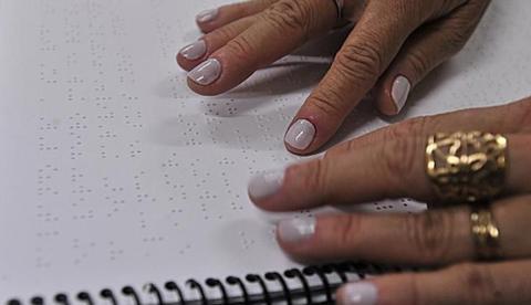 No Brasil, o Inep utiliza o braile para incluir alunos cegos no Enem