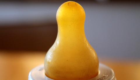 Recém-nascido se engasga com leite materno e é salvo por PM