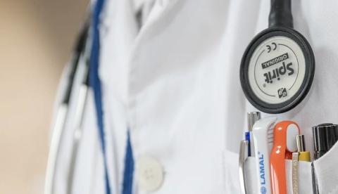 Proposta proíbe consulta médica grátis e doação de remédio em campanha eleitoral