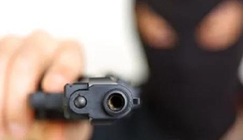 Jovem tenta evitar que motocicleta seja roubada e acaba levando tiros em Manaus