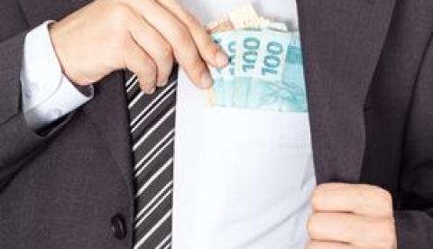 Governo do AM precisa explicar reajustes de até 225% a uma elite de servidores