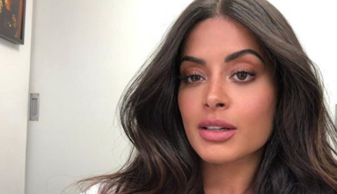 Aline Riscado ostenta barriga 'trincada' em passeio de barco