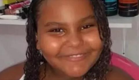 Bala perdida mata criança no sofá de casa