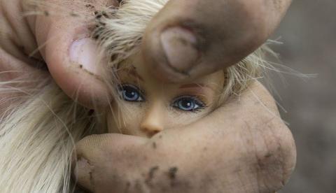 Após ser estuprada pelo próprio pai, menina se tranca no banheiro e pede ajuda