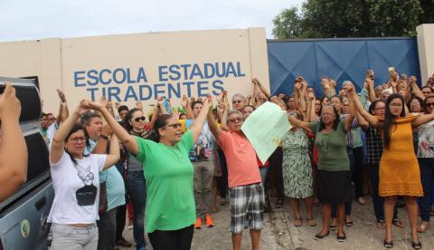 Pais fazem manifestação e 'abração' para impedir transferência de alunos de escola em Manaus
