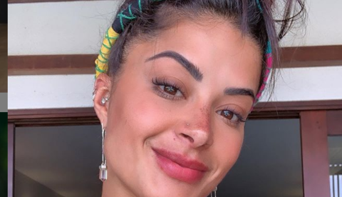 Aline Riscado posa de shortinho e exibe barriga trincada