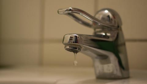 Vazamento em tubulação deixa bairros e conjuntos sem água em Manaus