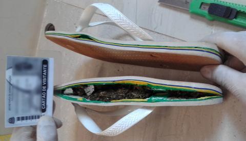 Sete mulheres são presas ao entrar em presídio com droga no chinelo