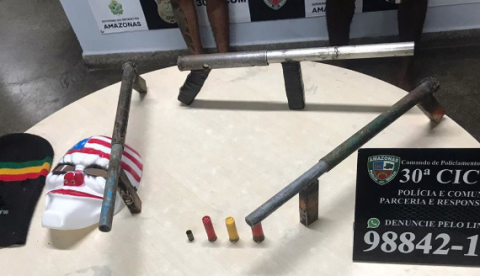 Homem é preso e adolescente é apreendido com armas, munições e motocicleta furtada