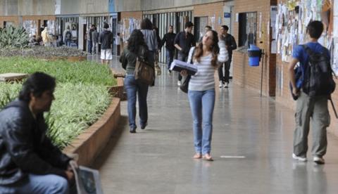 Proposta permite que universidades públicas cobrem mensalidade dos alunos