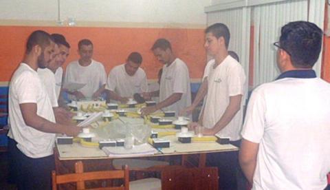 Internos de presídios no Amazonas ganham curso profissionalizante de eletricista predial
