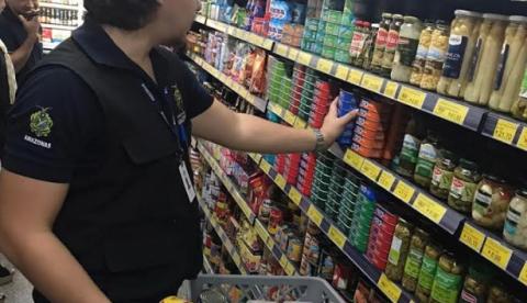 Supermercado no Vieiralves é flagrado com produtos vencidos em Manaus