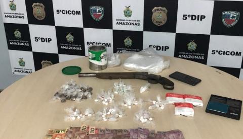 Trio é preso por vender drogas em flutuante de Manaus