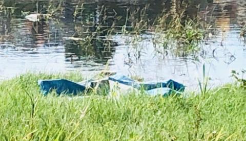 Enrolado em lona, corpo de jovem é desovado às margens de igarapé em Manaus