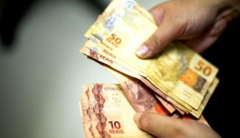 Após três anos, servidores no Amazonas recebem 13º salário de 2016