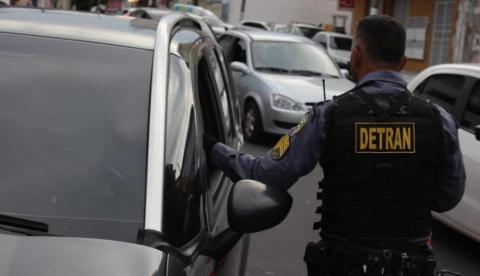 Homem acaba preso após tentar fugir de blitz do Detran em Manaus