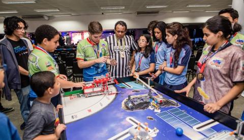 Torneio de robótica em Manaus desafia jovens a enfrentarem problemas das cidades