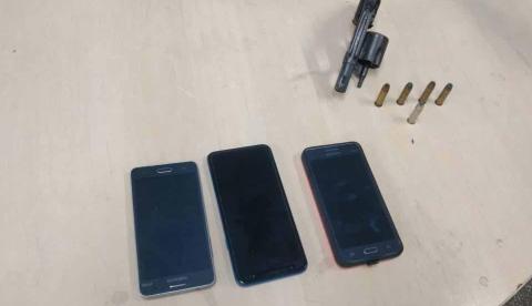 Armado, casal é preso suspeito de assaltar micro-ônibus em Manaus