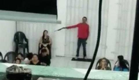 Vídeo mostra momento em que assaltantes armados invadem e roubam fiéis em igreja de Manaus