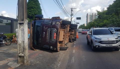 Carreta que transportava cola de argamassa tomba em avenida de Manaus 