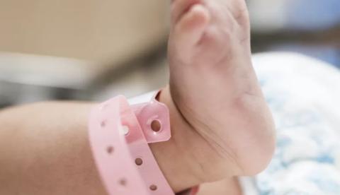 Para aumentar população Grécia oferece 2 mil euros para pais  que tiverem filho no país