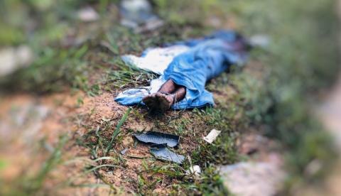 Enrolado em lençol, homem é achado morto após ser jogado de carro em Manaus