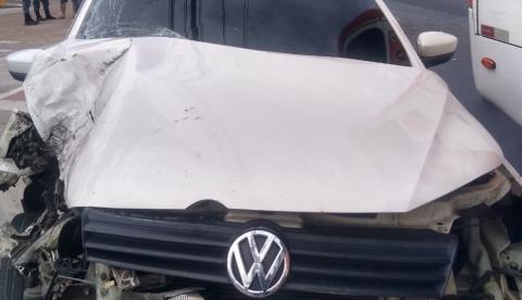 Em Manaus, dois ficam feridos em colisão grave entre carro e ônibus no 'corredor da morte' 