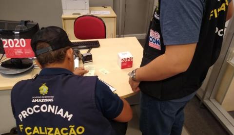 Agências bancárias são flagradas desrespeitando consumidores em Manaus 