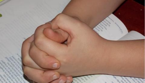 Desesperada, criança reza ao ser estuprada pelo próprio pai no Amazonas