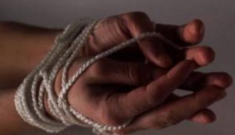 Em busca de dinheiro, mulheres invadem casa e fazem família refém em Manaus