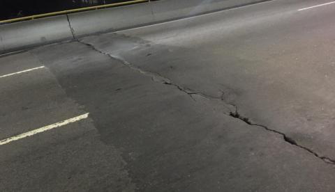 Motoristas apontam rachaduras no asfalto de viaduto em Manaus